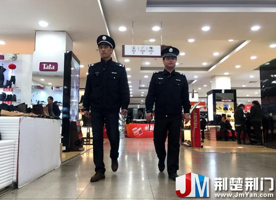 图为:当时救人的保安队长与同事正在商场巡逻