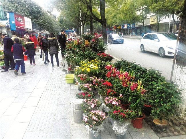 临街商家占道经营 城管部门监管到位整改及时