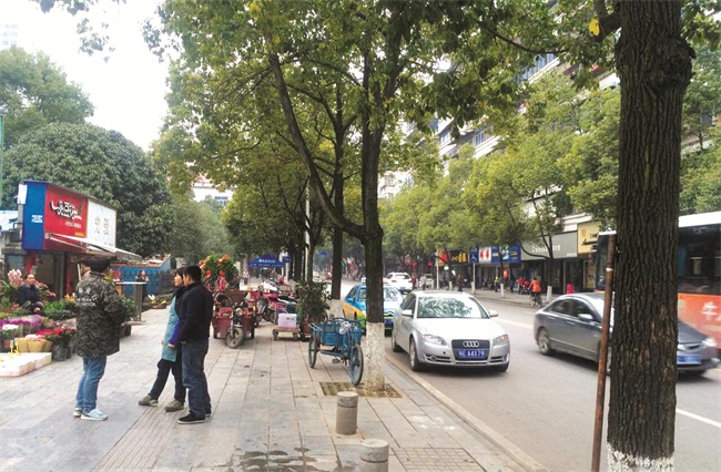 临街商家占道经营 城管部门监管到位整改及时