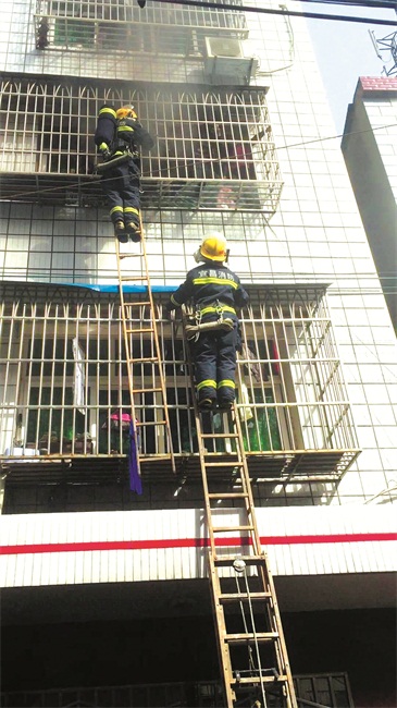 消防官兵搭建生命救援通道 火场中成功营救5人