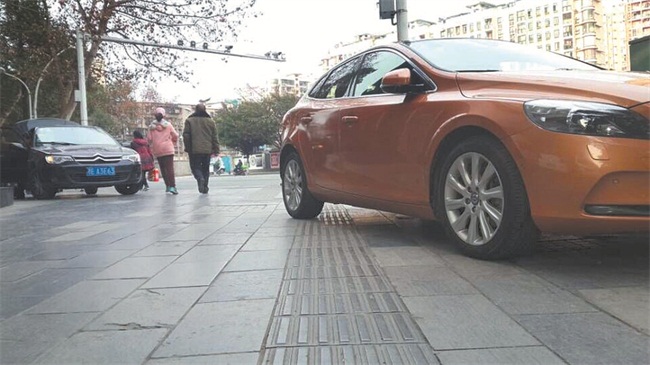 停车又摆摊 盲道成“忙道”