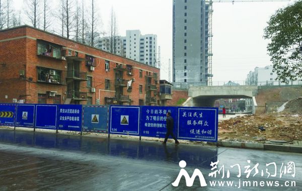长莱巷铁路涵洞路段西侧。记者 李晓雪 摄