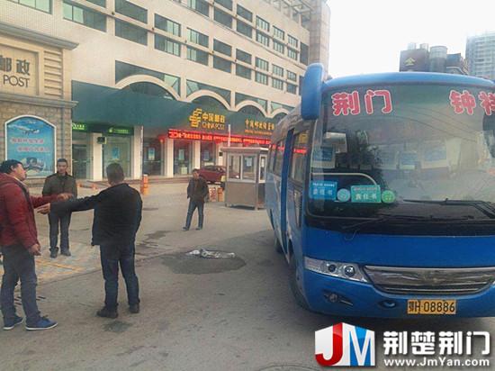图为：乘客与客车司机发生争吵（网友供图）