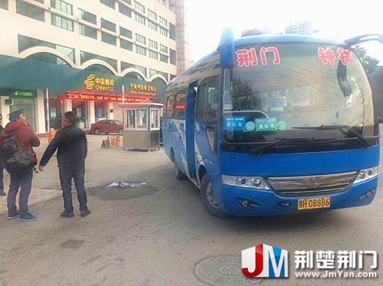 图为：乘客与客车司机发生争吵（网友供图）