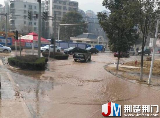 图为：管道被挖破水已漫过人行道（网友供图）