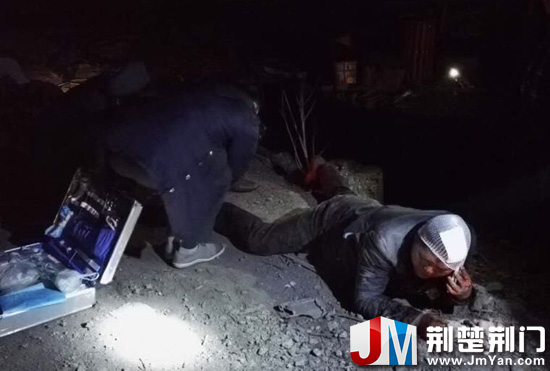 图为：男子受伤倒地