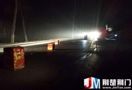 图为：好心村民将燃放过的烟花筒充当“警示桩”