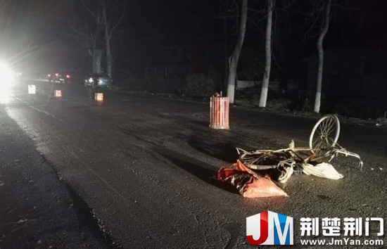 图为：好心村民将垃圾桶充当“警示桩”