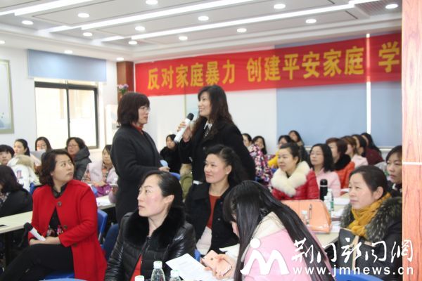     “您对家庭暴力的理解是什么？”“至今为止没有打过孩子的请举手！”“对待配偶，大家是否有上述言行？”“遇到此类求助者，作为妇联工作人员或调解人员，你是怎么处理的？”……2月24日上午，市妇联、市家庭道德教育研究会组织妇联干部和婚姻家庭调解员等60余人，对将于今年3月1日施行的《反家庭暴力法》进行集中系统学习。 