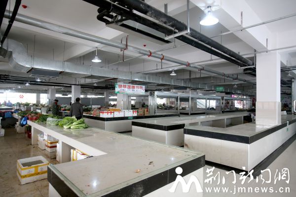 新市场自2015年12月30日开业后，红火了没几天，就变得越来越冷清，摊贩越来越少，如今已快成一座空城了。