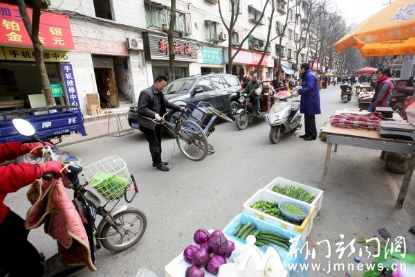 昨日下午，南台马路市场附近交通拥堵，造成一辆三轮车在避让车辆时侧翻。