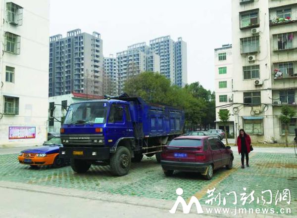 nEO_IMG_城投安置小区原来的菜地变为停车场
