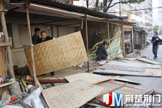 图为：正在拆除社区“三无”小区私搭乱建的简易房、店招店牌等1