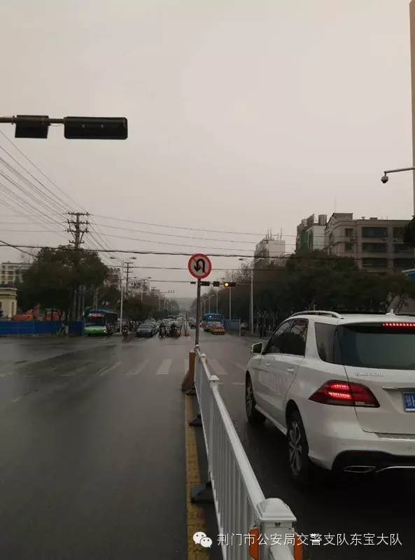 象山大道荆楚理工学院灯控路口禁止调头标志