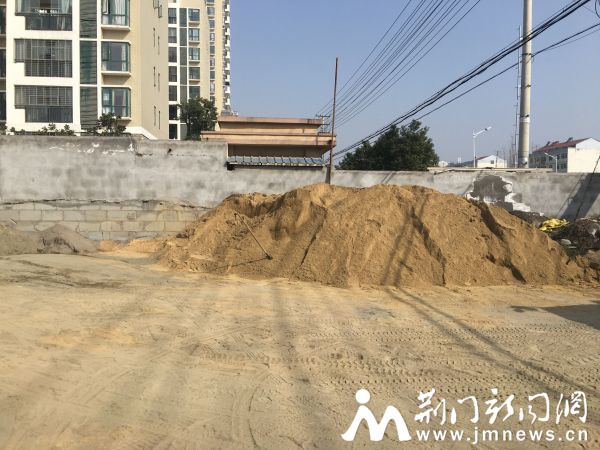 场内堆放的沙子。记者 张文 摄