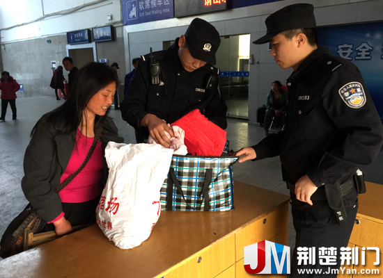 图为：铁警对可疑物品进行开包再次检查