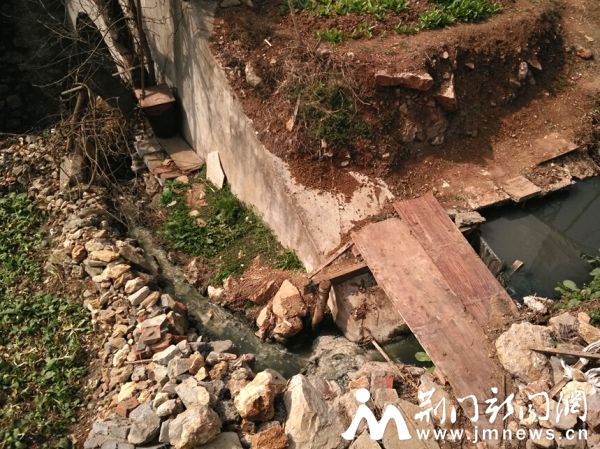 污水源源不断地排入四干渠。记者 汪兵洋 摄