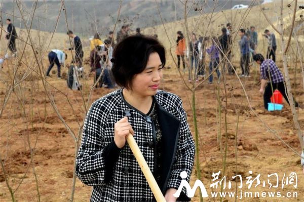 县委副书记、县长周志红参加义务植树1