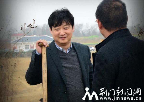 县委副书记王显祥参加义务植树3