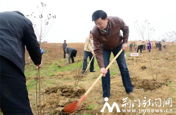 县政协主席曹伟参加义务植树5