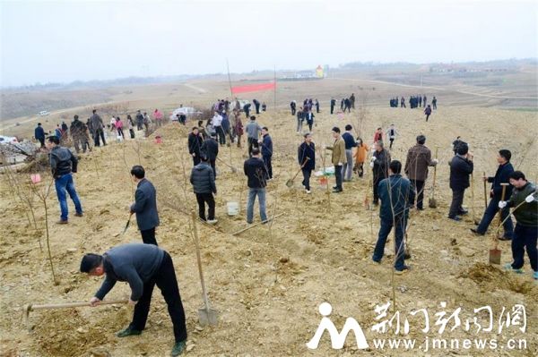 参加义务植树现场8