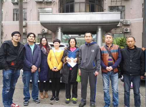 湖北荆门救助站一行将谢伟强（右三）送到深圳救助站，助他们一家团圆。左一为谢伟丰、右四为谢伟强妈妈吴女士。图自香港《大公报》