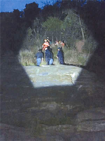 磨基山看风景 脚下一滑摔下山