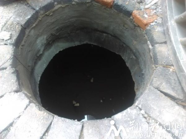 发生事故的窨井。