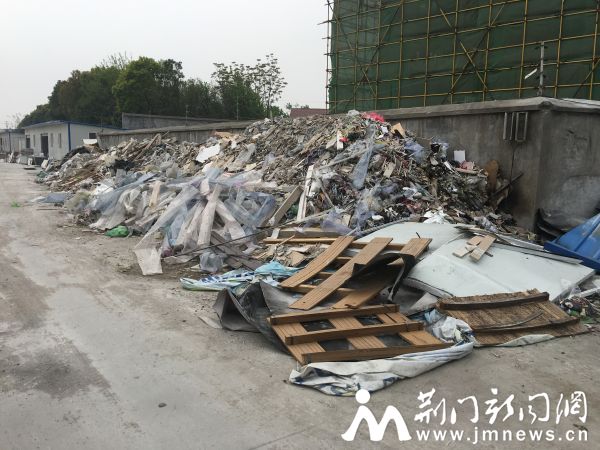 堆积如山的垃圾。 荆门晚报记者 刘思晴 摄