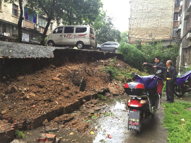 20米长围墙倒塌 吓坏众居民