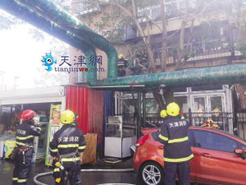 家中起火遇“封门” 消防爬楼拆栏扑救