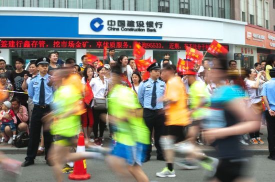 不拿名次的运动员——记“荆马”盛会中的公安民警