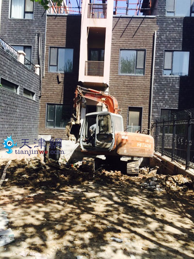城市别墅小区业主动用工程车私搭乱建