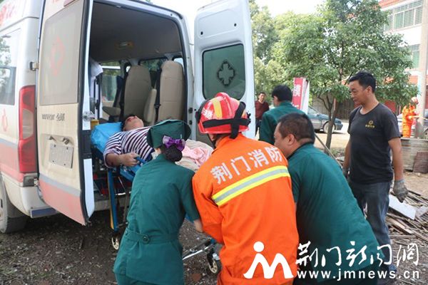 图为越野车司机被成功救出,120将其送至医院进行治疗。