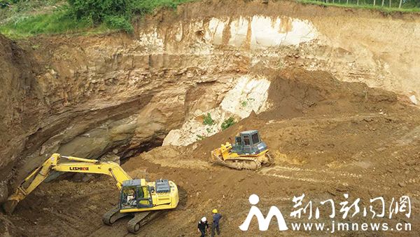 图为塌陷区应急抢险工程施工现场。