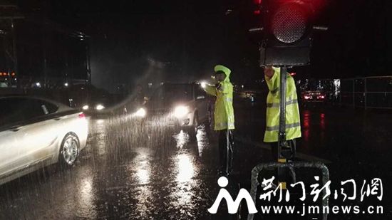 交警雨中指挥交通2