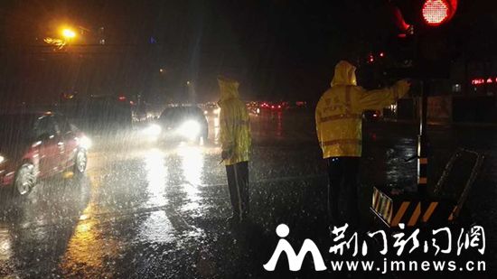 交警雨中指挥交通