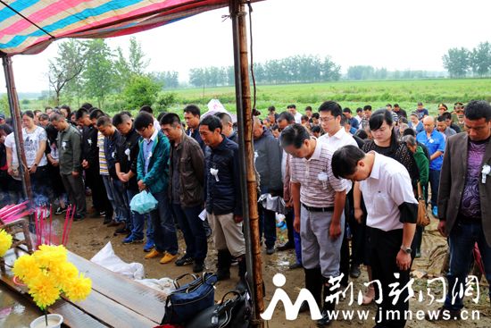 乡亲们在陈流锋老家追悼