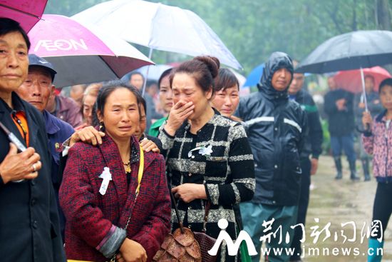 乡亲们在彭河村村口迎接陈流锋