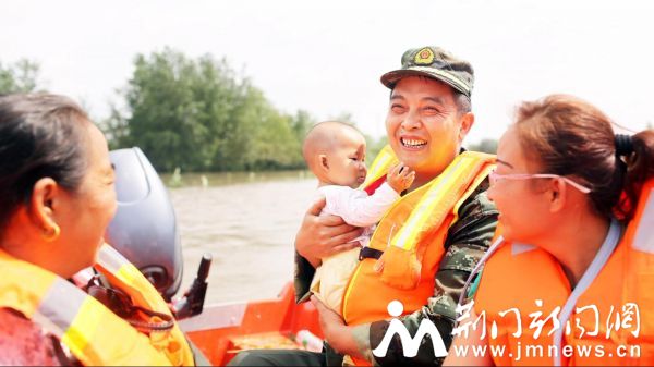 市消防支队政委王明华带消防官兵救出被困小孩和老人