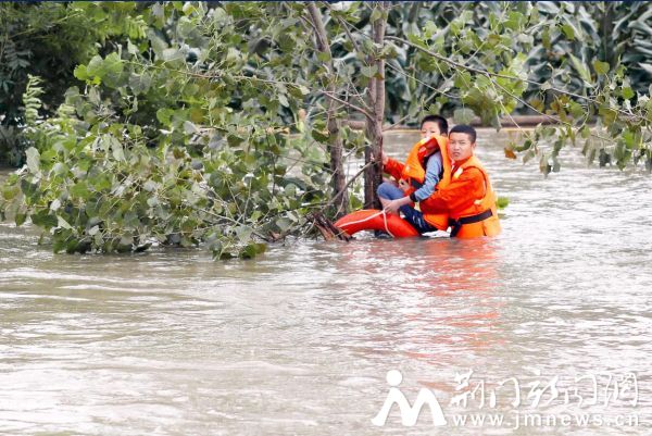 消防官兵紧紧抱住小男孩