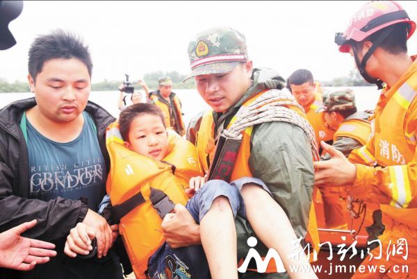 小男孩被消防官兵救上岸