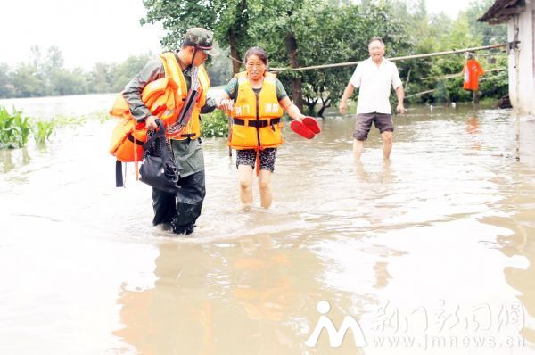 消防官兵为村民引路