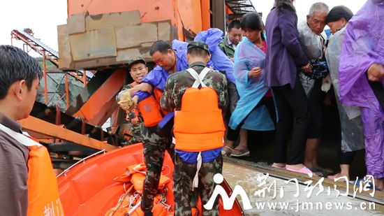 消防官兵营救被困群众1