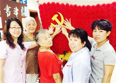 河西区：尖山街五党员手编红花 庆祝建党95周年