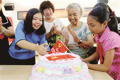 和平区：永丰里社区邀请老党员集体“过生日”