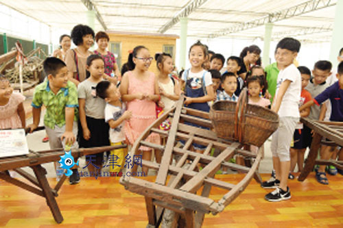 就想让孩子摸摸铡刀看看种粮 就想让孩子摸摸铡刀看看种粮