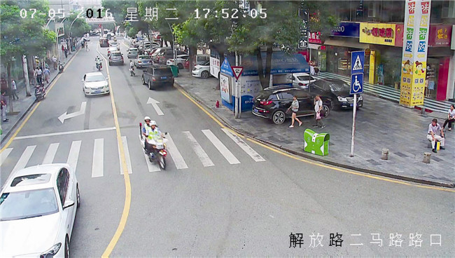 男孩被卷车底 10多市民抬车救人