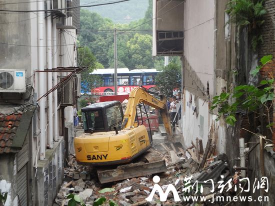拆违现场，挖掘机正在作业。荆门晚报记者 胡于梅 摄