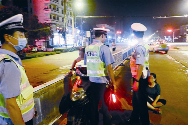 摩托车路口突然掉头 慌不择路撞护栏